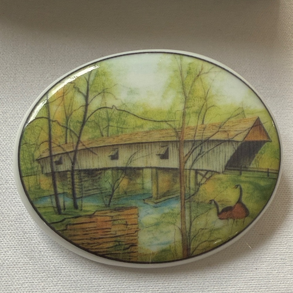 Beautiful Women's Brooch With Nature Bridge Birds Design